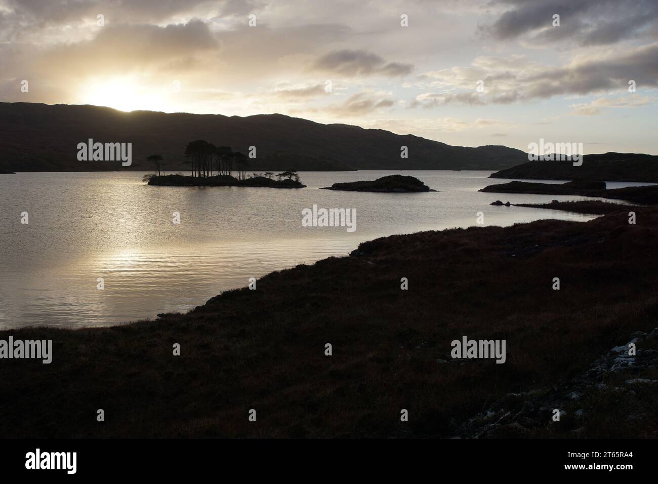 Tramonto su Loch Assynt, Sutherland, Scozia nord-occidentale, Regno Unito Foto Stock