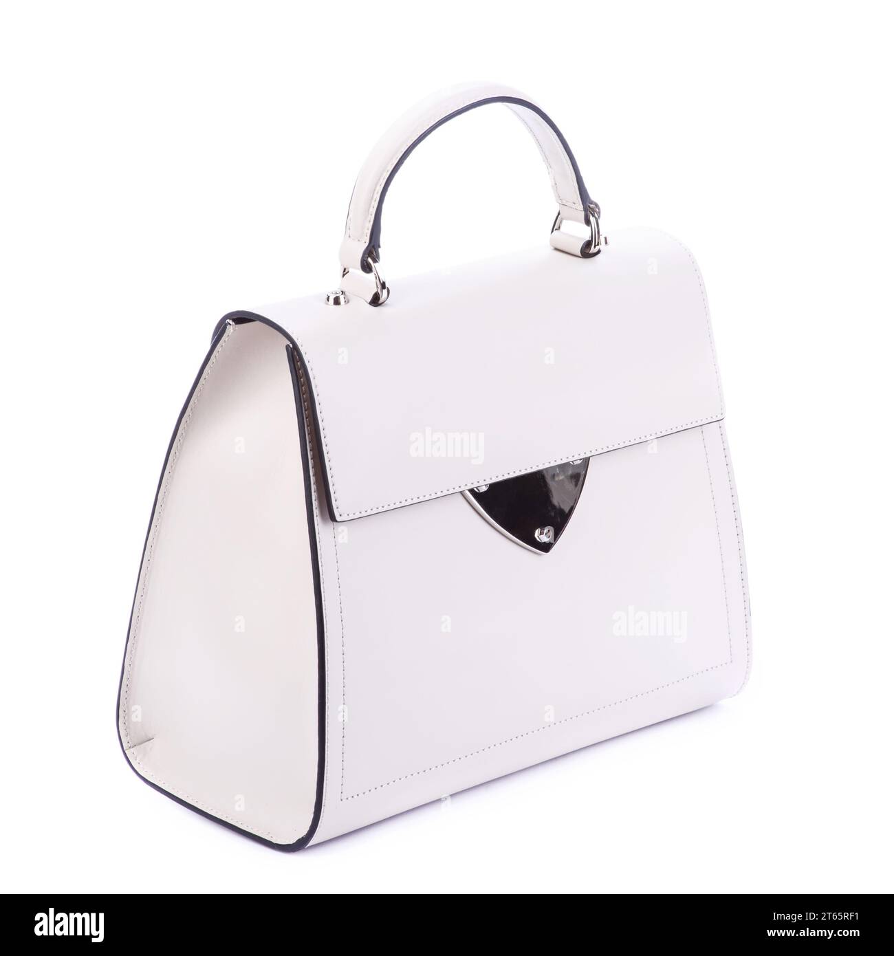 Elegante borsa da donna in pelle bianca con manico superiore, finitura nera, dettagli in metallo argento e piedini isolati su sfondo bianco. Minimi creativi Foto Stock