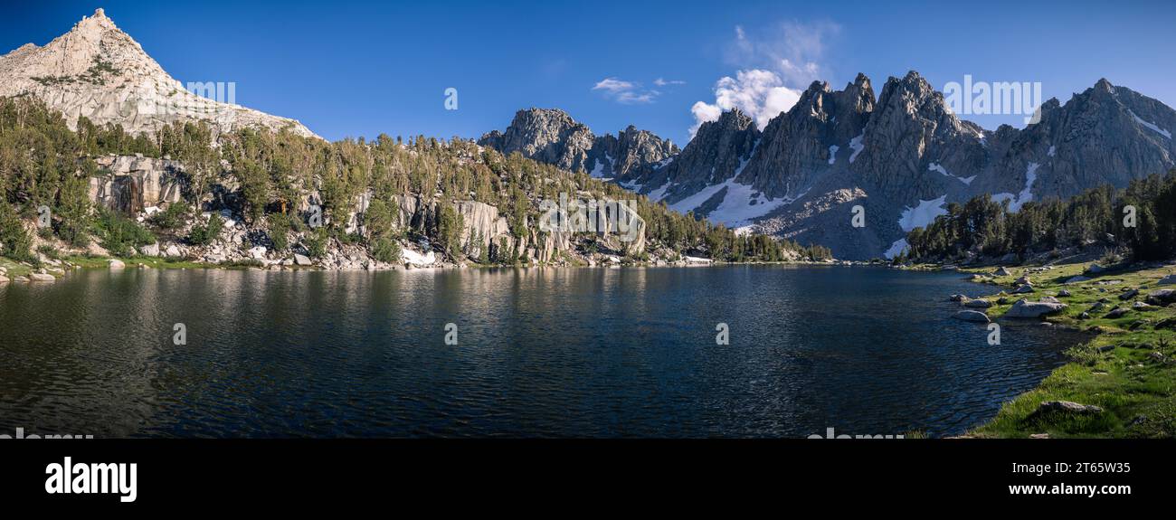 I pinnacoli di Kearsarge si affacciano sulla California della Sierra orientale Foto Stock