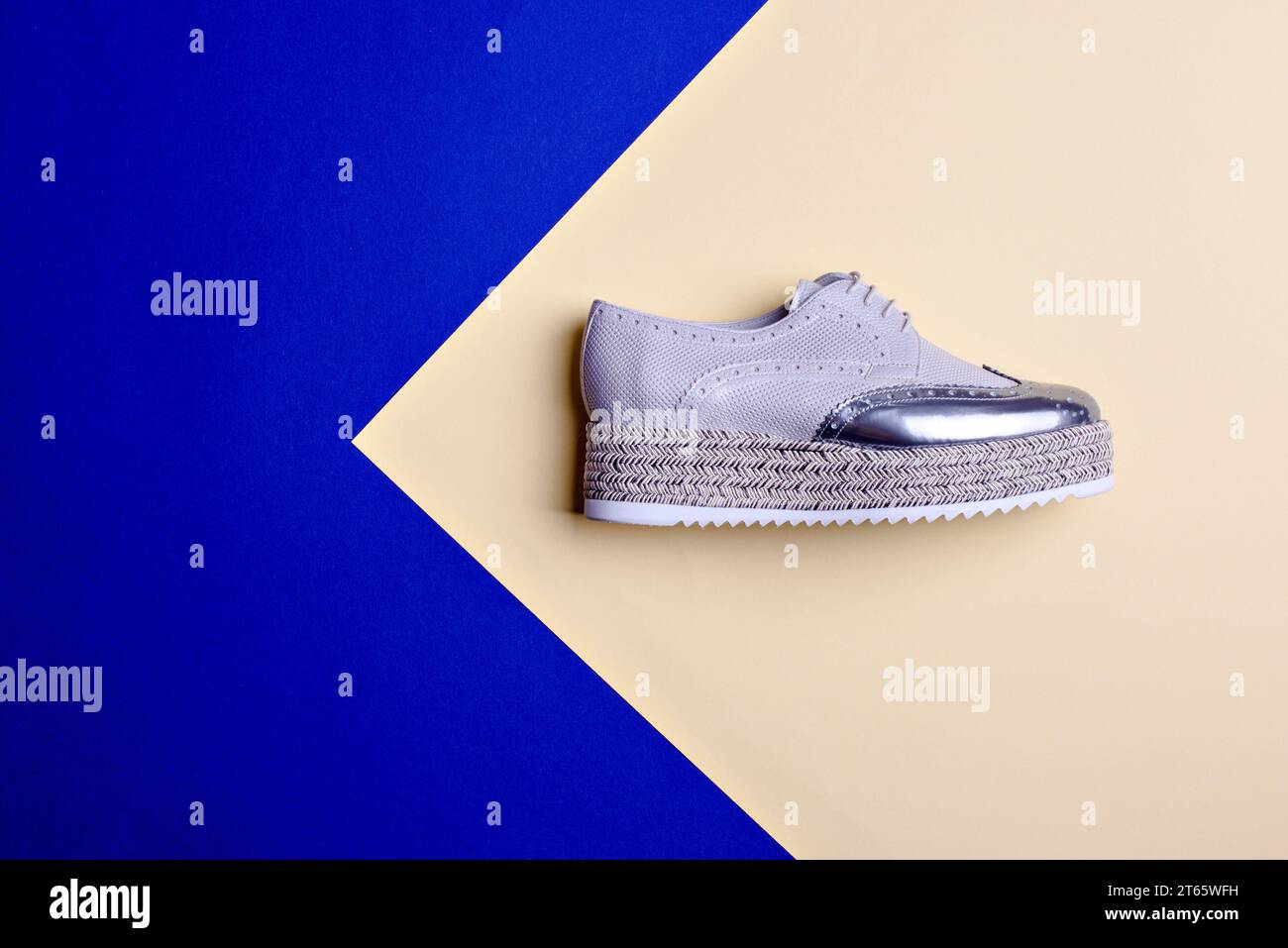 Scarpa oxford grigia-argento da donna alla moda isolata su sfondo bicolore con spazio di puntamento per la copia. Il concetto di calzature moderne ed eleganti. Foto Stock