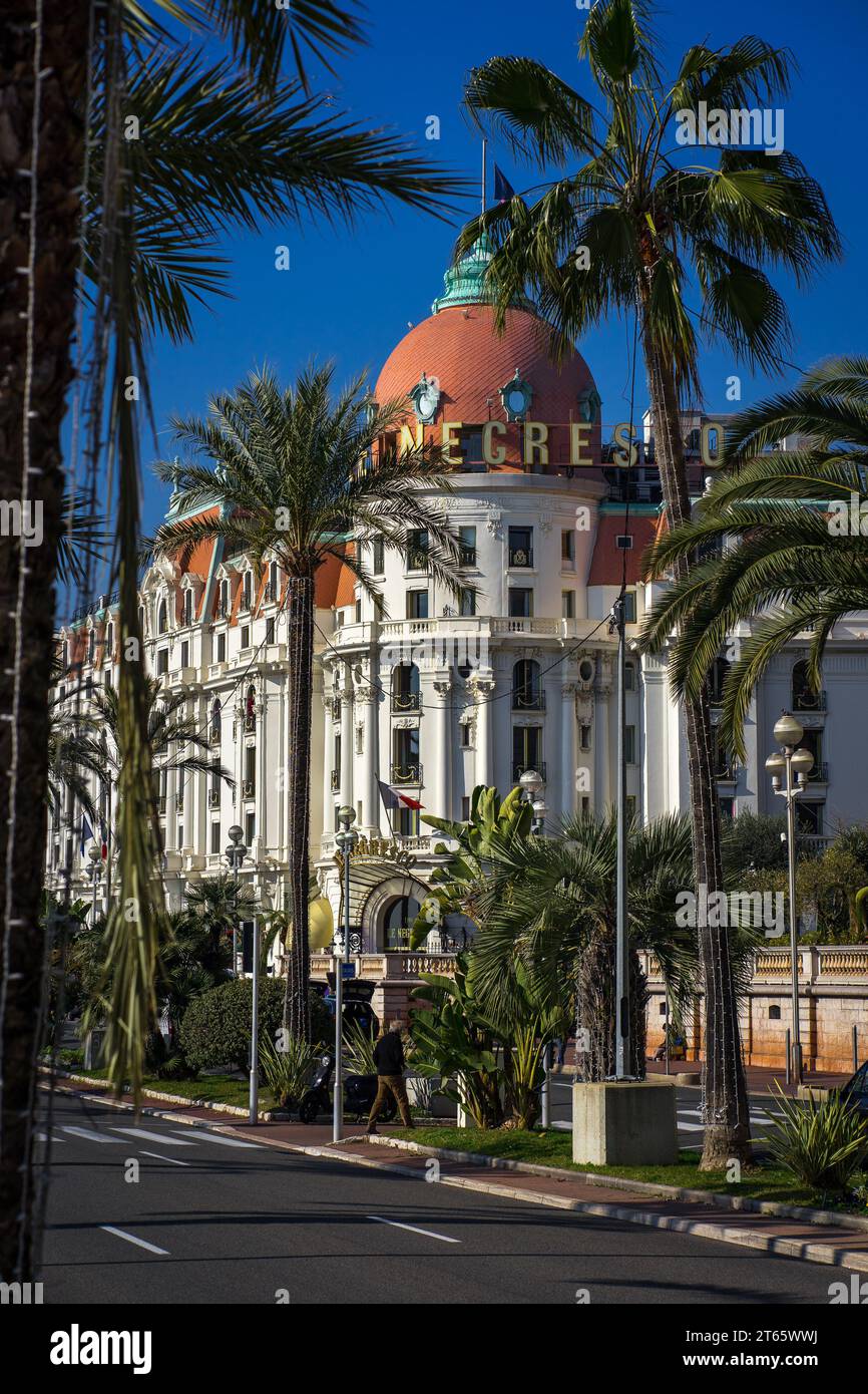 Nizza, Francia - 14 febbraio 2023: Vista sulla strada del famoso Hotel le Negresco di Nizza, incorniciato da palme Foto Stock