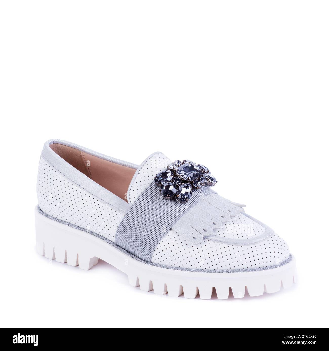 Mocassino in pelle traforata bianca con suola a coste su sfondo bianco. Blog di moda. Promozione stagionale calzature. Vendita al dettaglio, negozio di e-commerce Foto Stock Mocassino in pelle traforata bianca con suola a coste su sfondo bianco. Blog di moda. Promozione stagionale calzature. Vendita al dettaglio, negozio di e-commerce Foto Stock