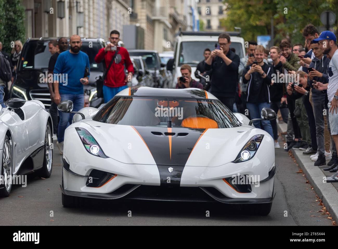 Parigi, Francia - Crystal White Koenigsegg Regera guidando su George V avenue. Foto Stock