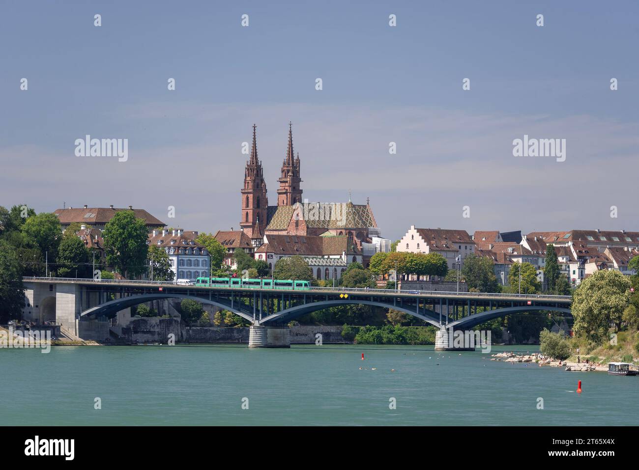 Basilea, Svizzera - il Reno con il ponte Wettstein e la cattedrale di Basilea sullo sfondo. Foto Stock