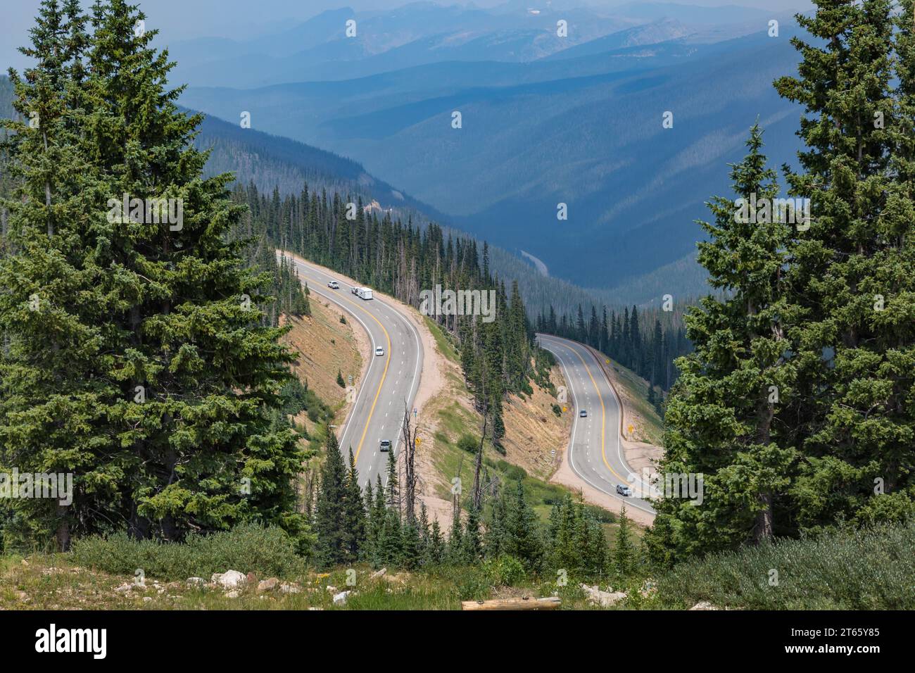 Guardando verso l'autostrada US 40 sotto il passo Berthoud, al Continental divide nelle Montagne Rocciose del Colorado Foto Stock