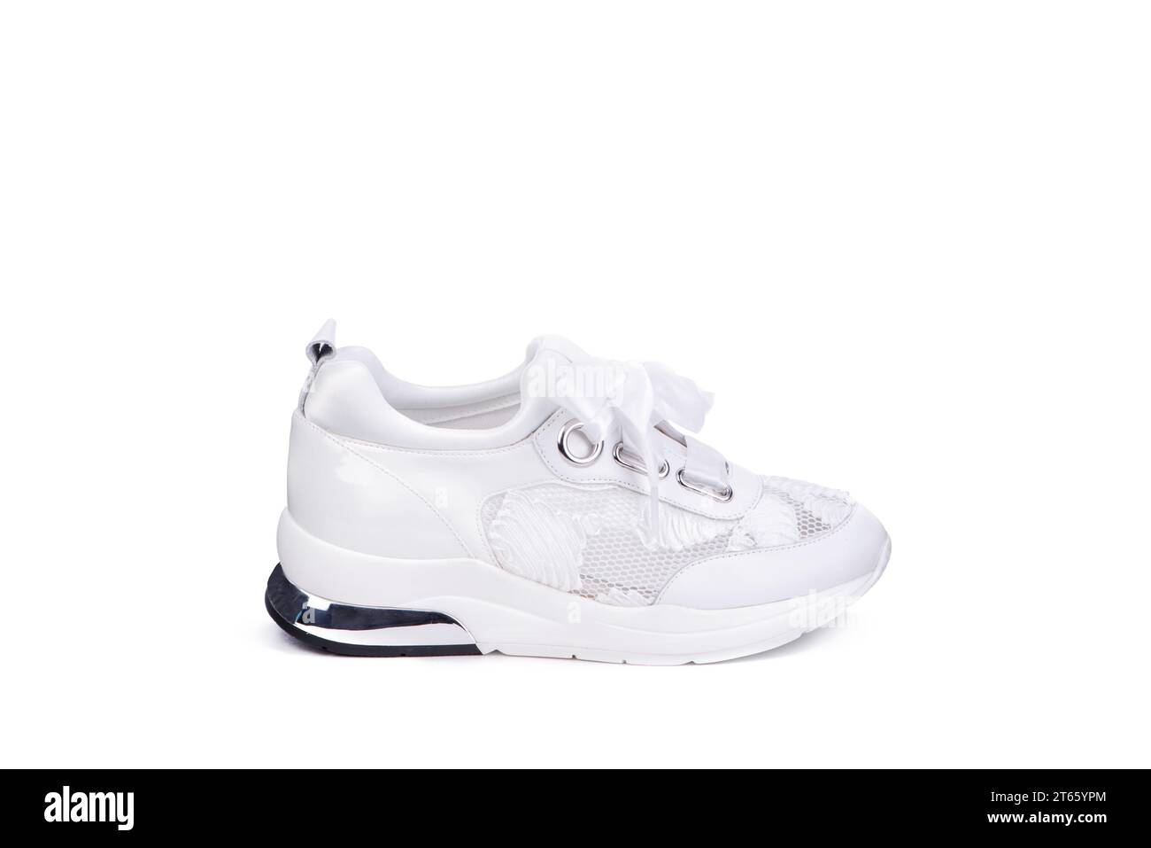 Sneaker bianca moderna e femminile con rete, allacciatura in satin e dettagli metallizzati sulla suola, isolata su uno sfondo bianco con spazio per la copia. Vista laterale. Fash Foto Stock