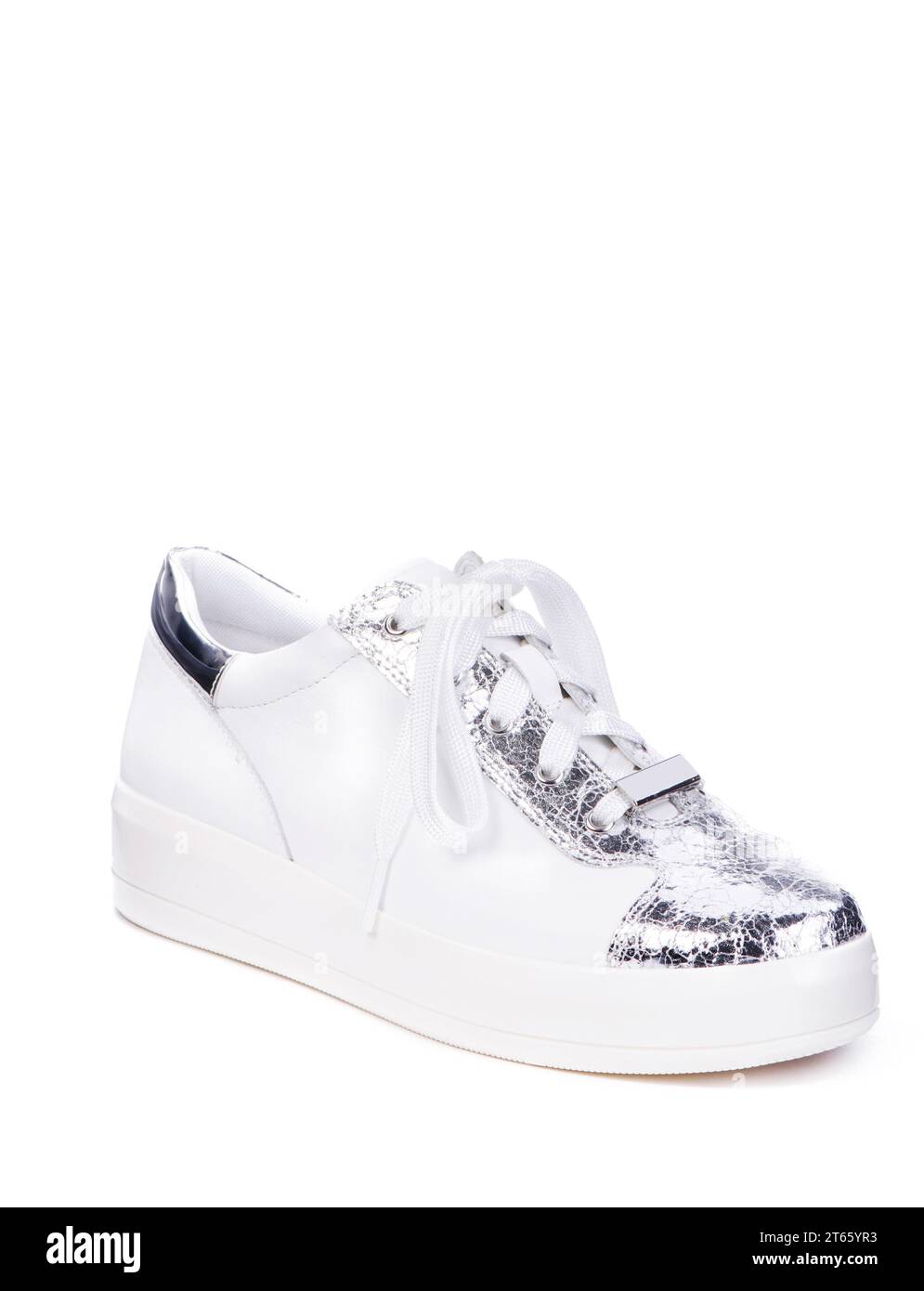 Sneaker Luxury da donna in pelle bianca con inserto in argento con effetto crepato. Design originale, calzature alla moda. Concetto di stile urbano. Vendita scarpe moc Foto Stock