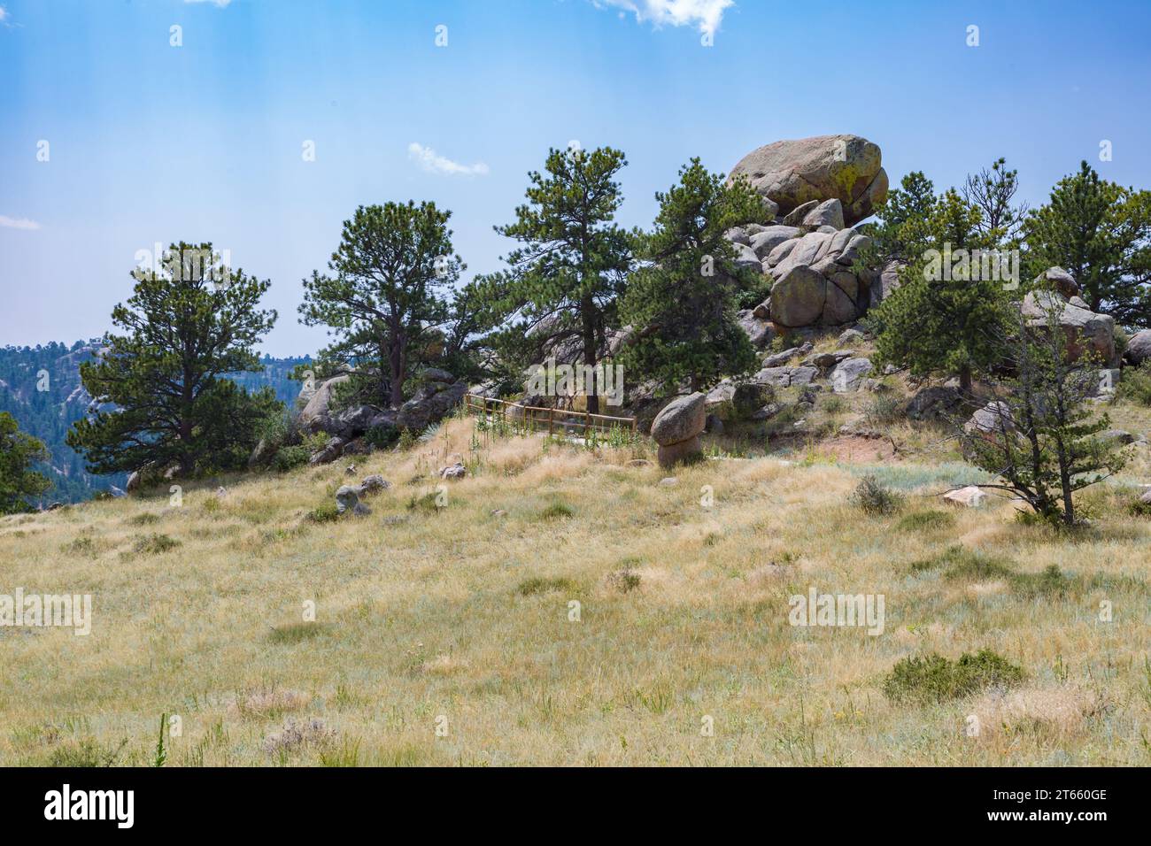 La passerella pavimentata porta i visitatori a ammirare la formazione rocciosa nel Curt Gowdy State Park, situato tra Cheyenne e Laramie, Wyoming Foto Stock