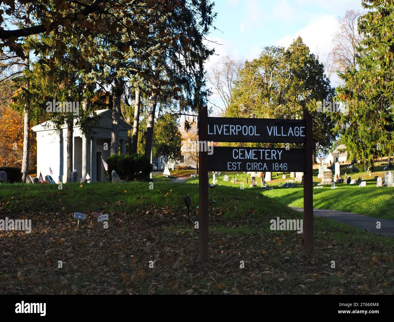 Liverpool, New York, USA. 8 novembre 2023. Vista dello storico punto di riferimento della cittadina, del Liverpool Village Cemetery Foto Stock