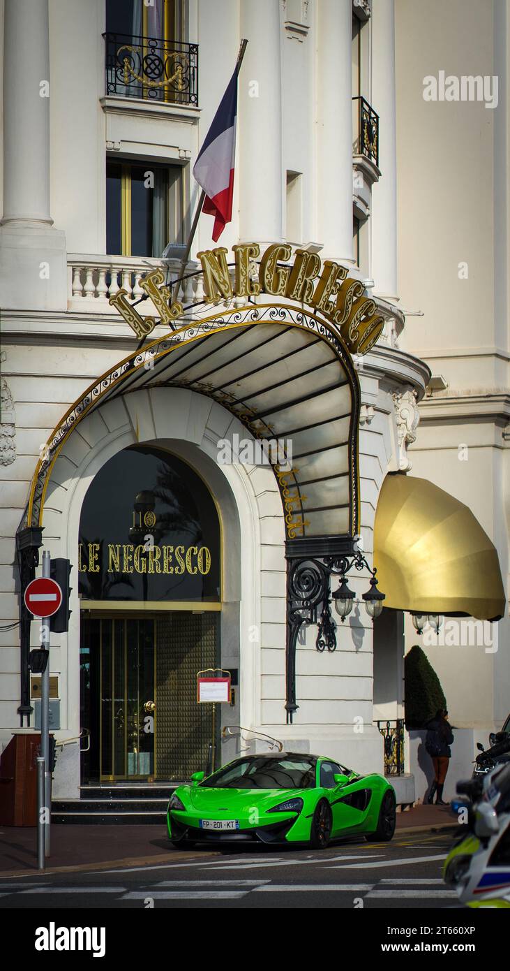 Nizza, Francia - 16 febbraio 2023: Parcheggio Green McLaren 570s di fronte all'Hotel le Negresco, uno degli hotel più eleganti di Nizza, Francia Foto Stock