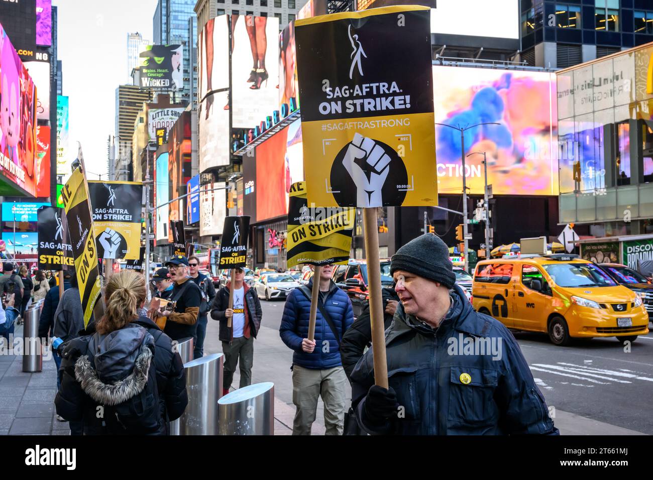 New York, USA. , . I membri del SAG-AFTRA (Screen Actors Guild and American Federation of Television and radio Artists) sciopero camminano su una linea di picchetti di fronte all'ufficio della Paramount a Times Square. Lo sciopero è iniziato il 14 luglio e gli studi di Actors union e Hollywood continuano i negoziati. Crediti: Enrique Shore/Alamy Live News Foto Stock