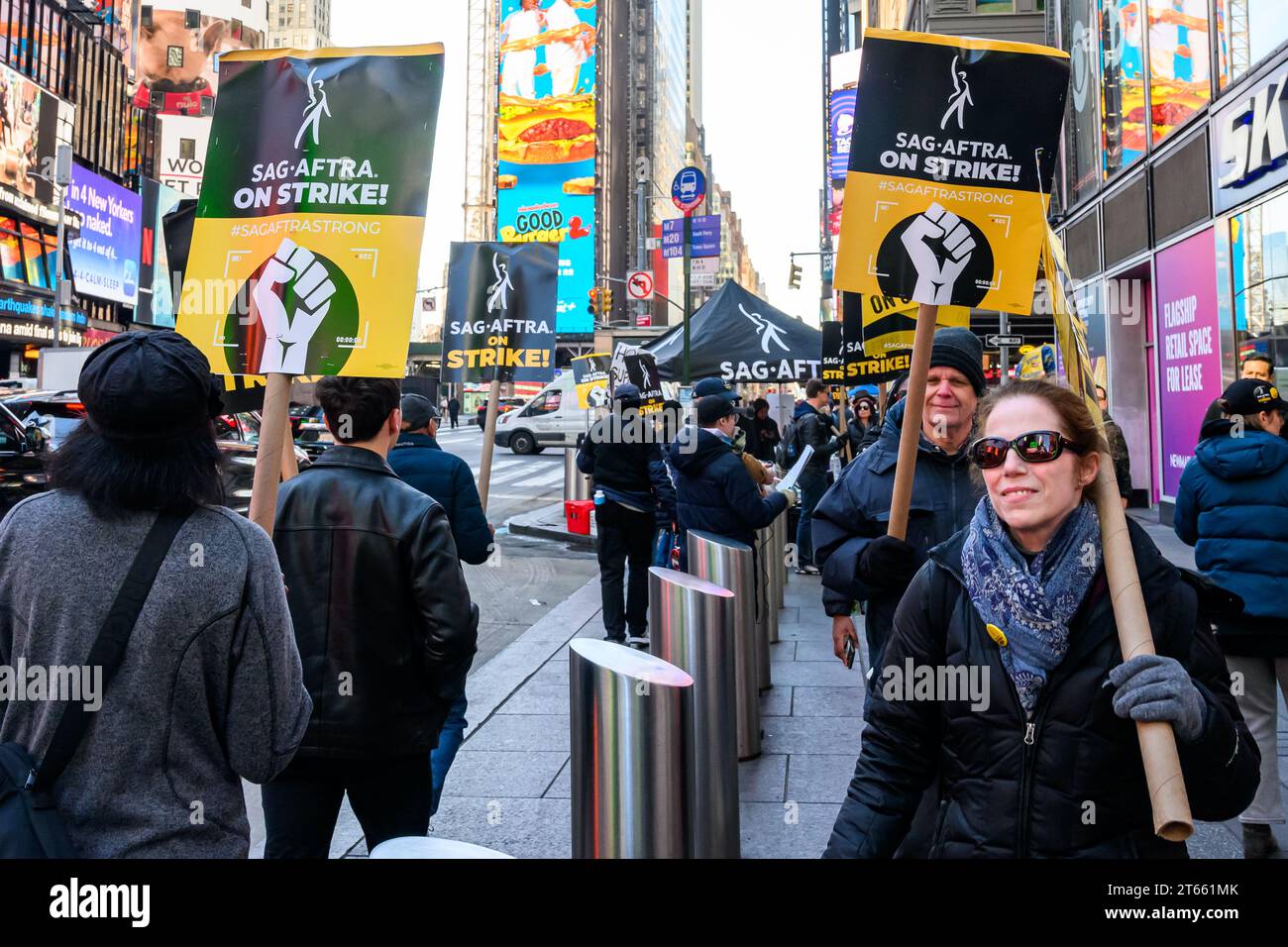 New York, USA. , . I membri del SAG-AFTRA (Screen Actors Guild and American Federation of Television and radio Artists) sciopero camminano su una linea di picchetti di fronte all'ufficio della Paramount a Times Square. Lo sciopero è iniziato il 14 luglio e gli studi di Actors union e Hollywood continuano i negoziati. Crediti: Enrique Shore/Alamy Live News Foto Stock