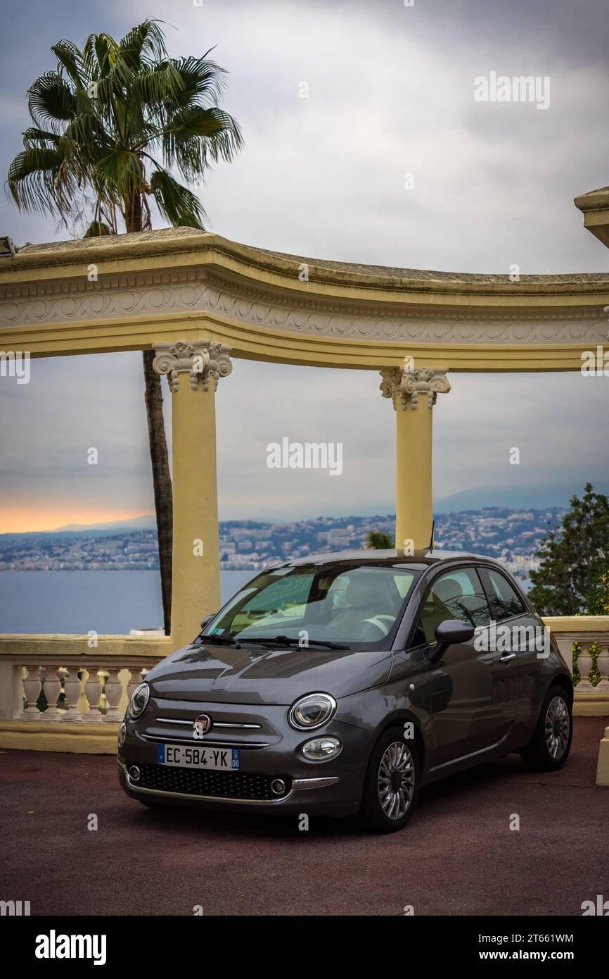 Nizza, Francia - 16 febbraio 2023: Parcheggio Fiat 500 in un luogo pittoresco con vista sulla Costa Azzurra a Nizza, Francia Foto Stock