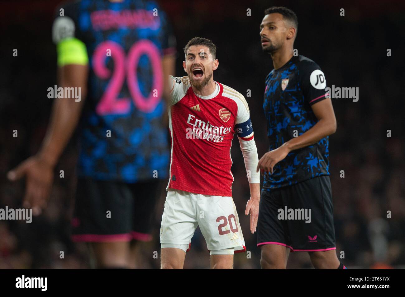 Emirates Stadium, Londra, Regno Unito. 8 novembre 2023. Champions League Football, fase a gironi, Arsenal contro Siviglia; Jorginho dell'Arsenal grida istruzioni ai suoi compagni di squadra credito: Action Plus Sports/Alamy Live News Foto Stock