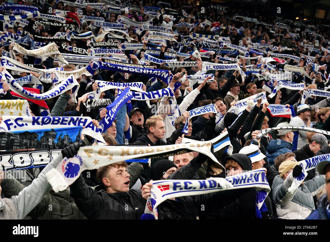 I tifosi di Copenaghen all'interno dello stadio prima della partita del gruppo A di UEFA Champions League al Parken Stadium di Copenaghen. Data foto: Mercoledì 8 novembre 2023. Foto Stock