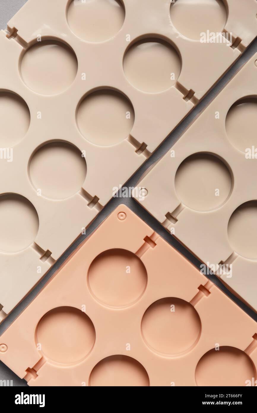 Stampi in silicone per cioccolatini, lecca lecca, dolci, vista dall'alto. Piatto di caramelle, piatto da forno. Concetto di pasticceria. Foto Stock