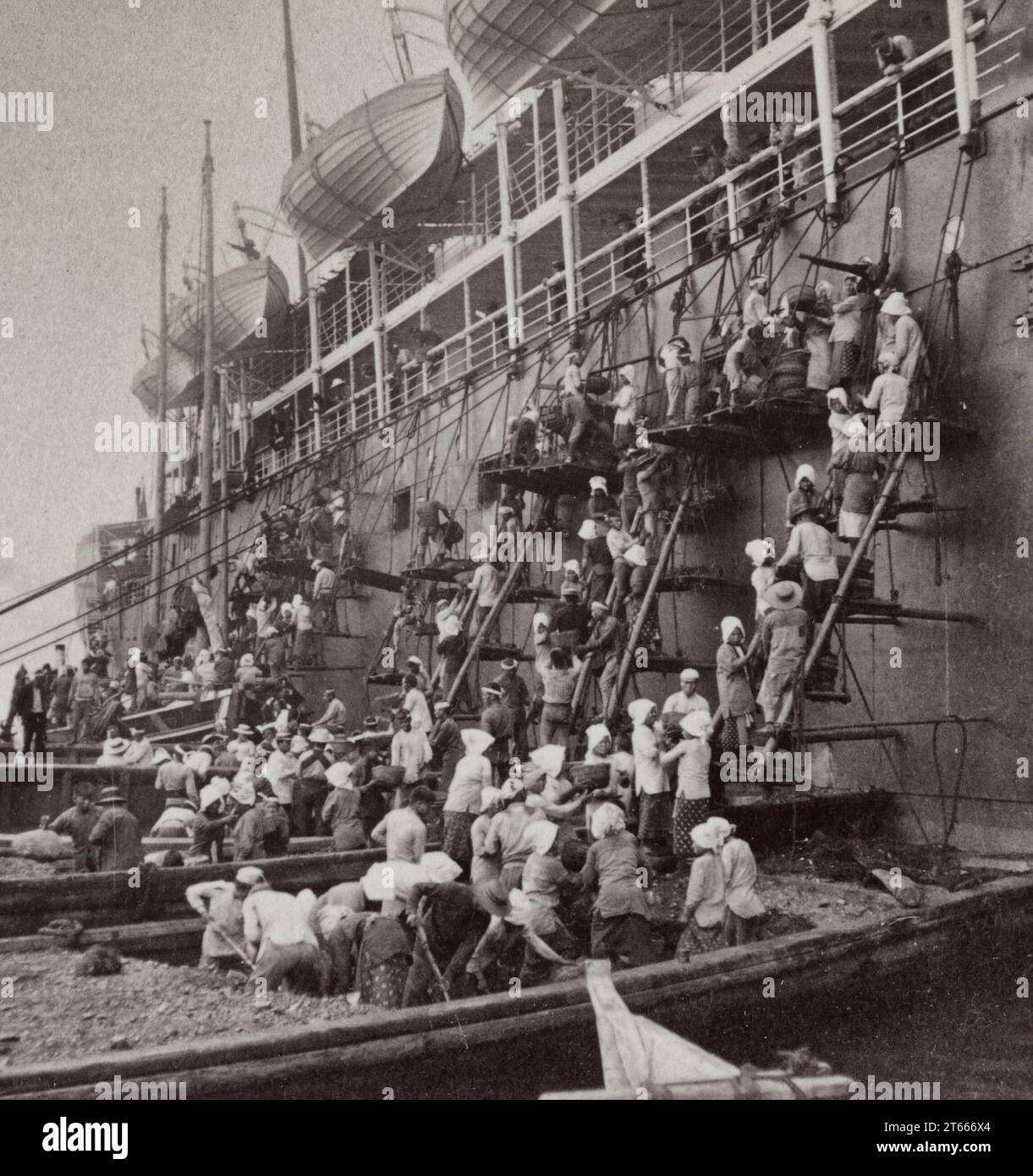 Coaling the Pacific mail S.S. Siberia presso la stazione navale fortificata di Nagasaki, Giappone, intorno al 1904 Foto Stock