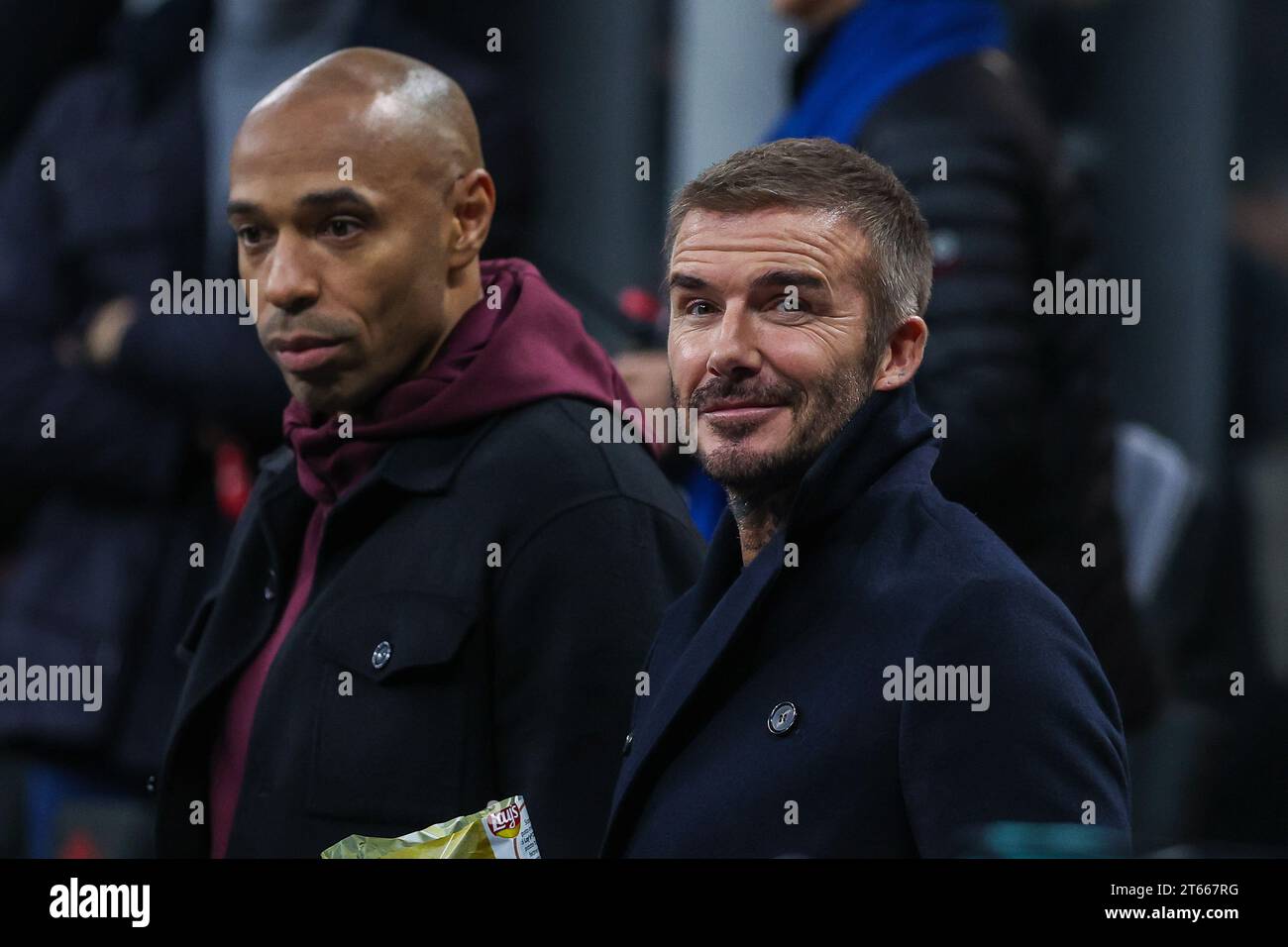 Milano, Italia. 7 novembre 2023. Ex Inghilterra, Manchester United, LA Galaxy, e il giocatore PSG, attuale presidente e co-proprietario dell'Inter Miami David Beckham (R), guarda con Thierry Henry (L) durante la fase a gironi di UEFA Champions League 2023/24 - partita di calcio del gruppo F tra l'AC Milan e il Paris Saint-Germain FC allo Stadio San Siro di Milano, Italia il 7 novembre 2023 credito: Agenzia fotografica indipendente/Alamy Live News Foto Stock