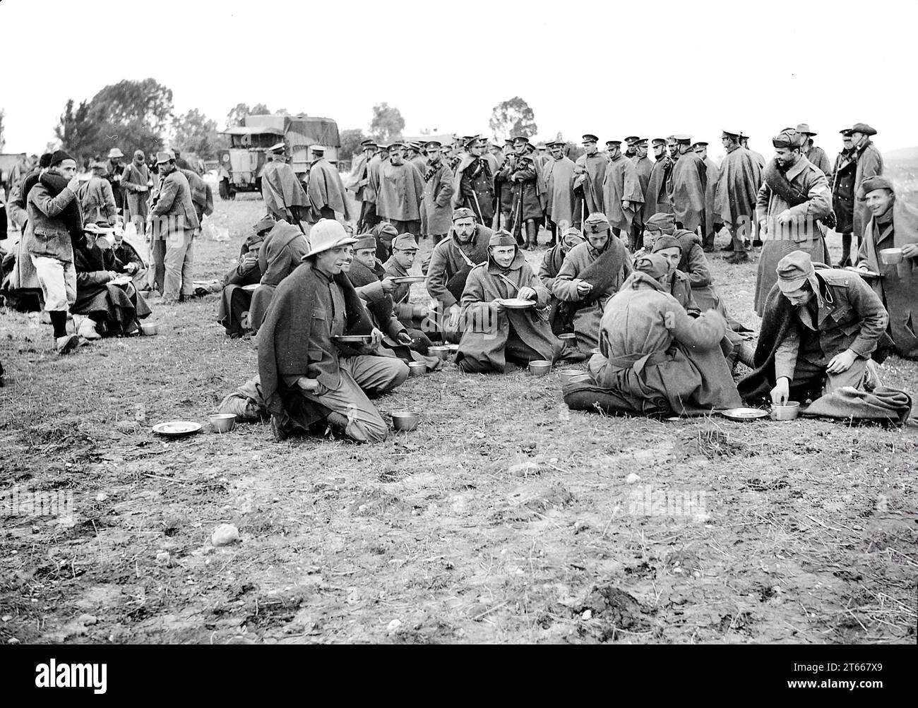 Prigionieri di guerra italiani che mangiano un pasto dopo la deformazione alla stazione ferroviaria di Wadi al-Sarar, Mandatory Palestine, G. Eric e Edith Matson Photography Collection, 21 dicembre 1940 Foto Stock