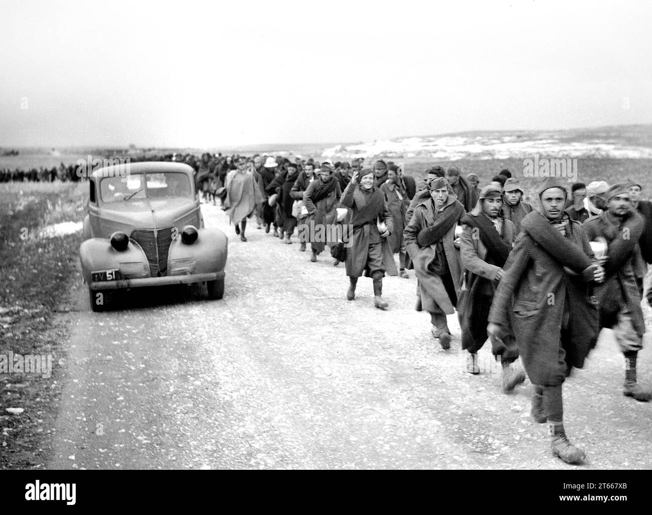 Prigionieri di guerra italiani che camminano lungo la strada dopo la deformazione alla stazione ferroviaria di Wadi al-Sarar, Mandatory Palestine, G. Eric e Edith Matson Photography Collection, 21 dicembre 1940 Foto Stock