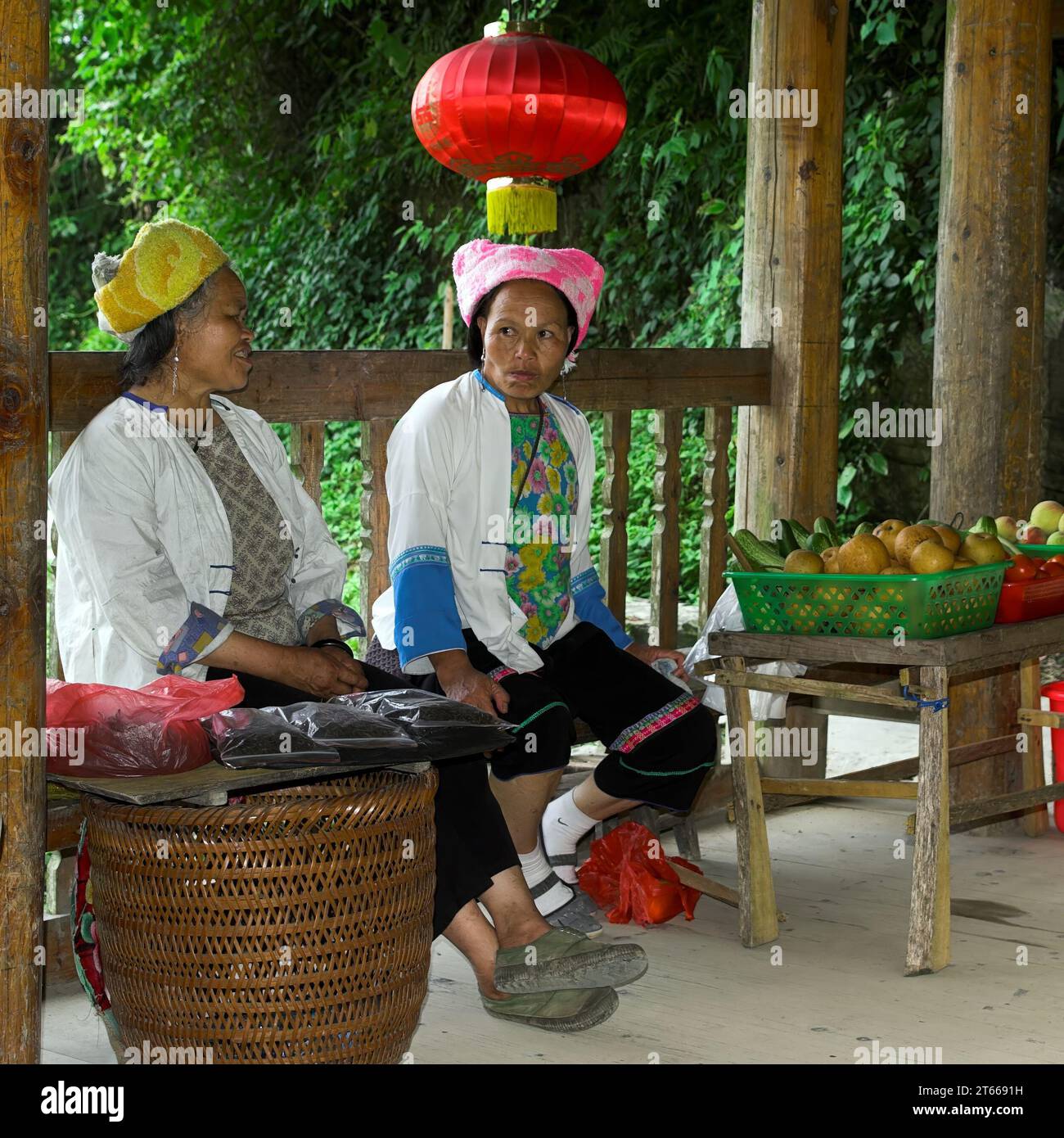 龙胜镇 (龙胜县) 中國 Longsheng, Longji Ping'an Zhuang, Cina; le donne cinesi vendono frutta per strada; Chinesische Frauen verkaufen Obst an der Straße Foto Stock