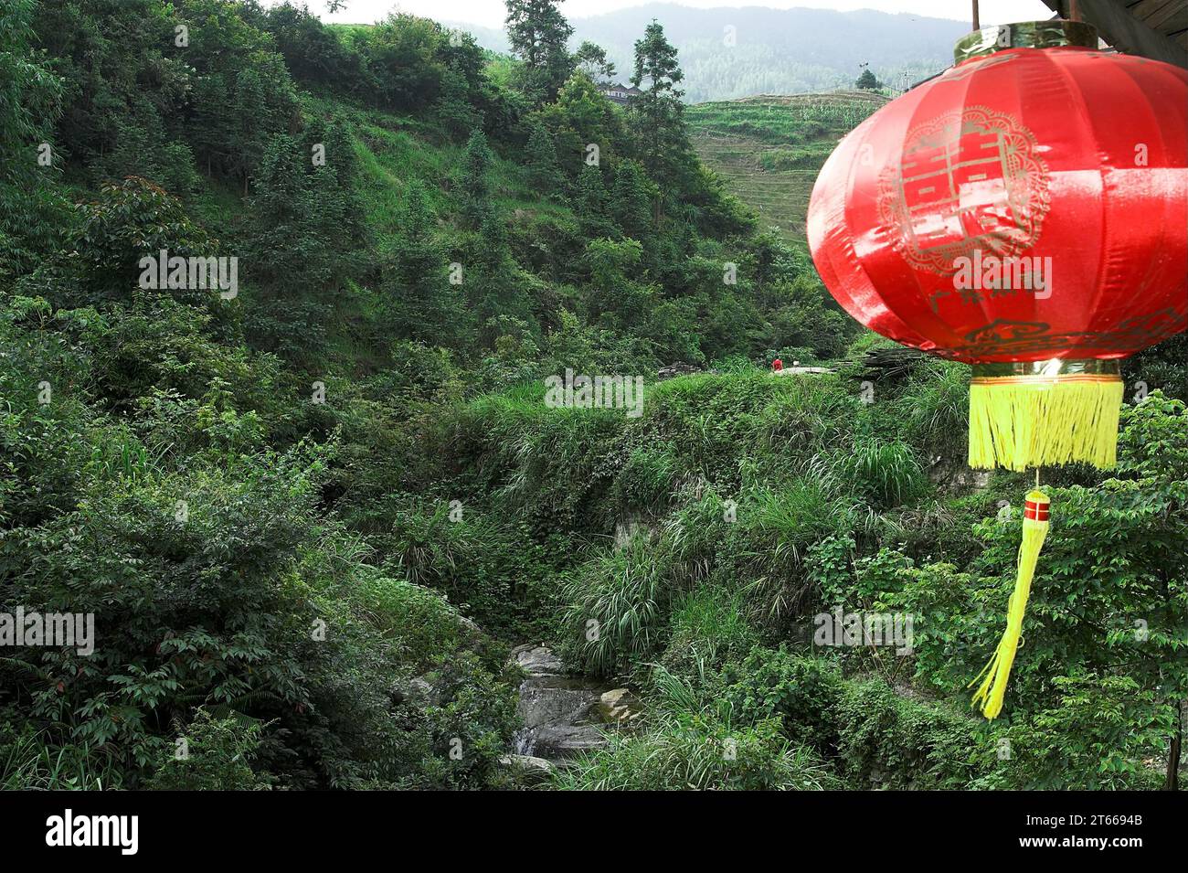 龙胜镇 (龙胜县) 中國 Longsheng Rice Terraces Longji Ping'an Zhuang, Cina; lanterna rossa cinese fluttua nel vento; chinesische rote Laterne flattert im Wind Foto Stock