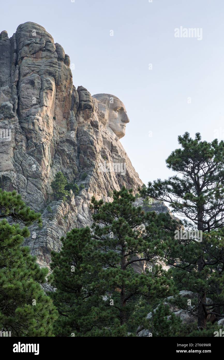 Profilo del busto in granito intagliato di George Washington al Mount Rushmore National Monument vicino Keystone, South Dakota Foto Stock