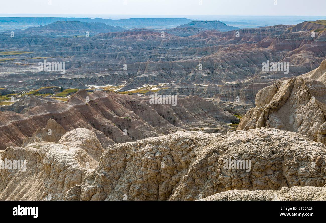 L'erosione espone strati colorati di roccia sedimentaria nel Badlands National Park nel South Dakota, Stati Uniti Foto Stock