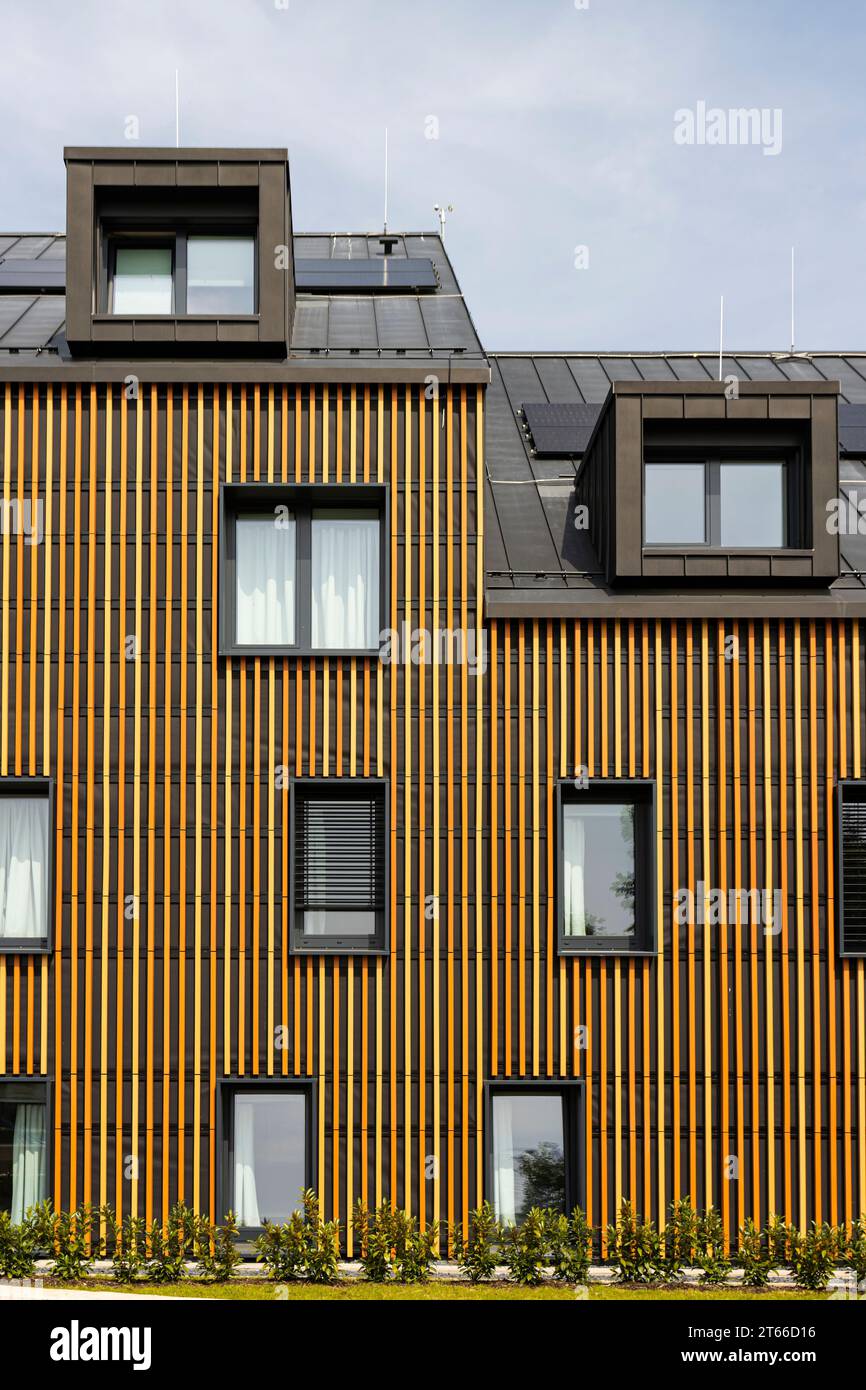 Moderno edificio geometrico in stile trave verticale e cieli blu. Foto Stock