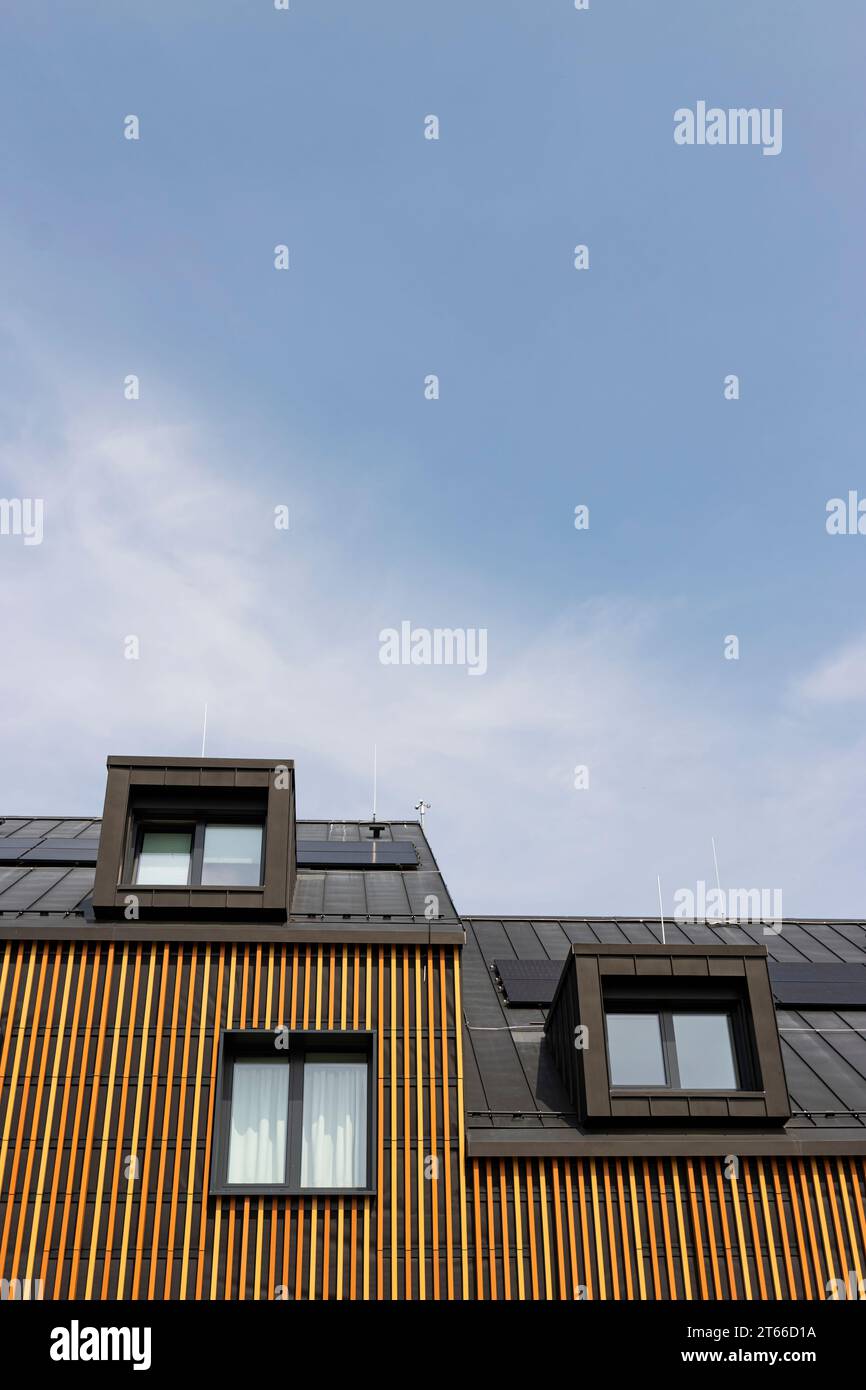 Moderno edificio geometrico in stile trave verticale e cieli blu. Foto Stock