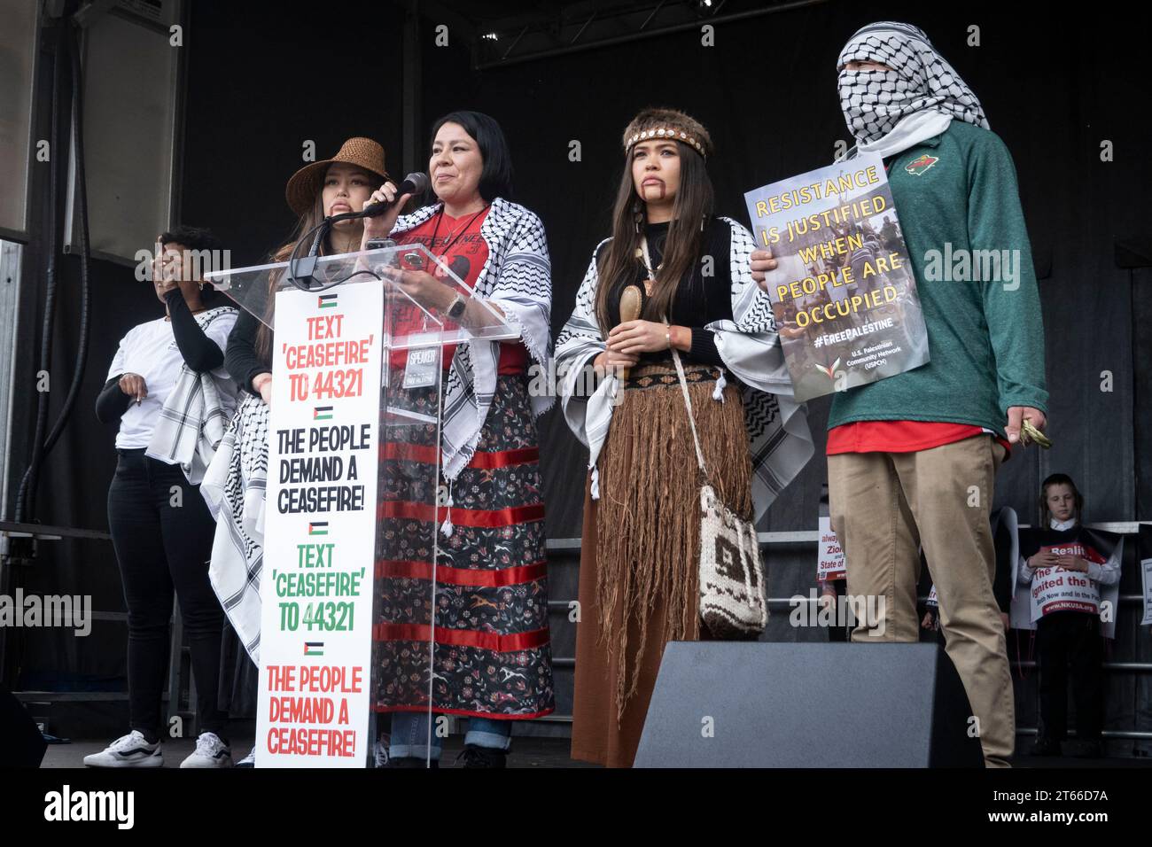 4 novembre 2023, Washington, Distretto di Columbia, Stati Uniti: Membri del collettivo NDN, tra cui Gaby strong (She/Her), Amministratore delegato, manifestano solidarietà al raduno pro-palestinese al Freedom Plaza di Washington, DC, il 4 novembre 2023. Sostenendo i diritti indigeni e la giustizia globale, la loro partecipazione evidenzia l'intersezionalità delle lotte indigene per l'autodeterminazione con la causa palestinese. Il coinvolgimento del collettivo NDN sottolinea il movimento più ampio per l'equità e i diritti delle popolazioni oppresse in tutto il mondo. (Immagine di credito: © Douglas C. Foto Stock