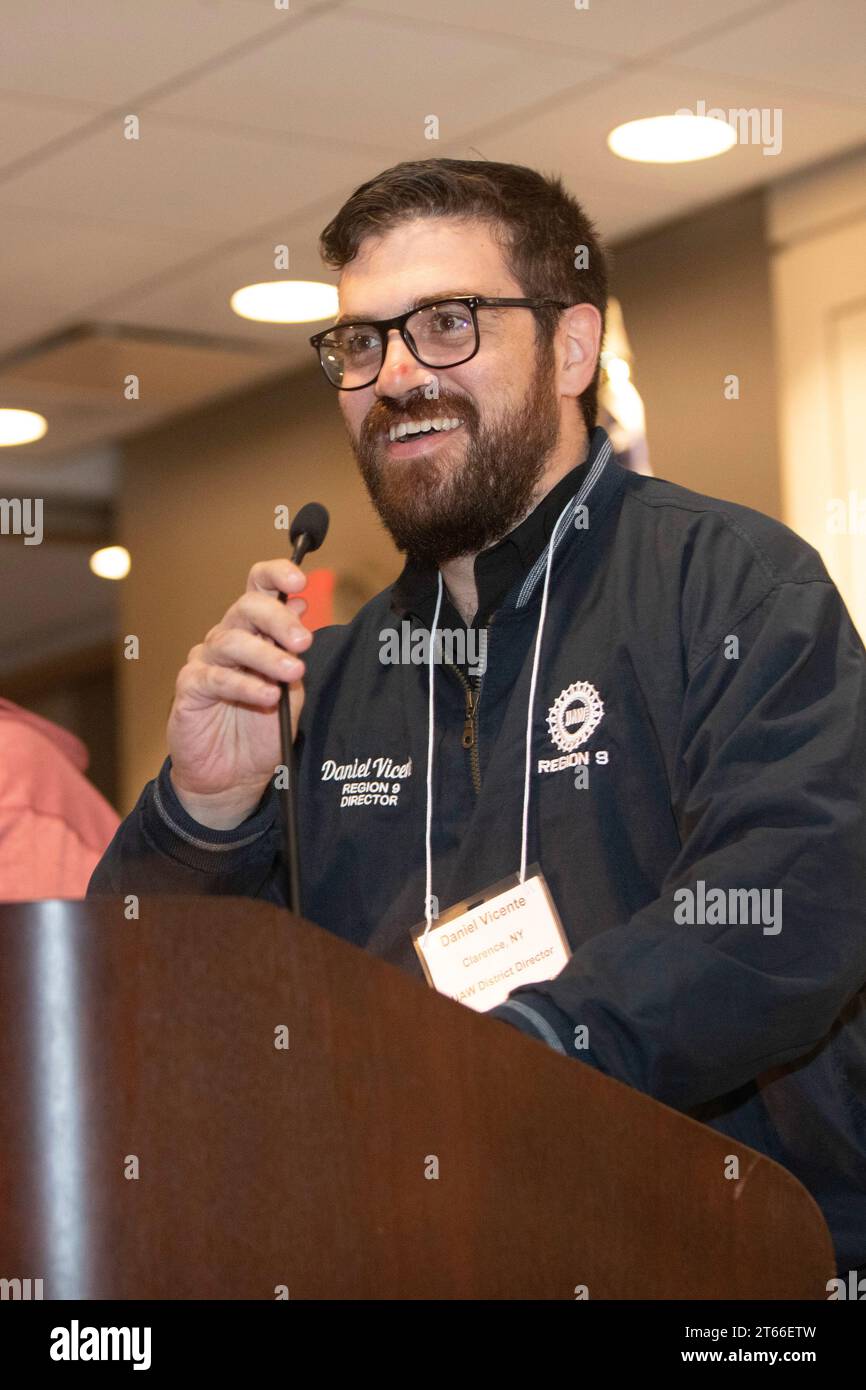 Chicago, Illinois - Daniel Vicente, Direttore regionale 9 della United Auto Workers, parla alla convention annuale di Teamsters for a Democratic Union. Foto Stock