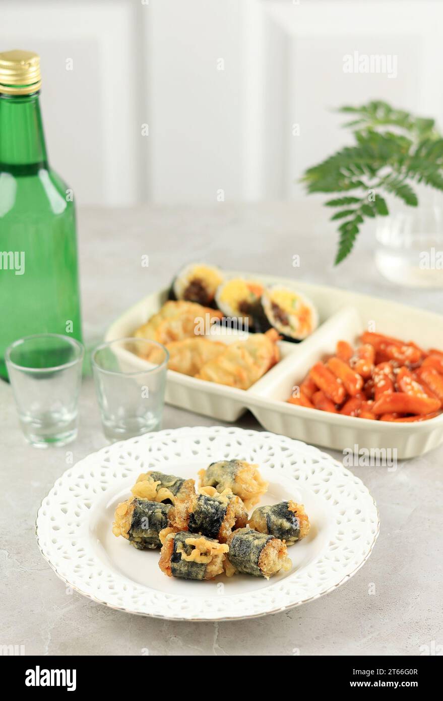 Mini Kimmari o Gimmari, rotolo di alghe coreane ripieno di spaghetti di vetro. Snack Tempura fritto, di solito servito con Tteokbokki Foto Stock