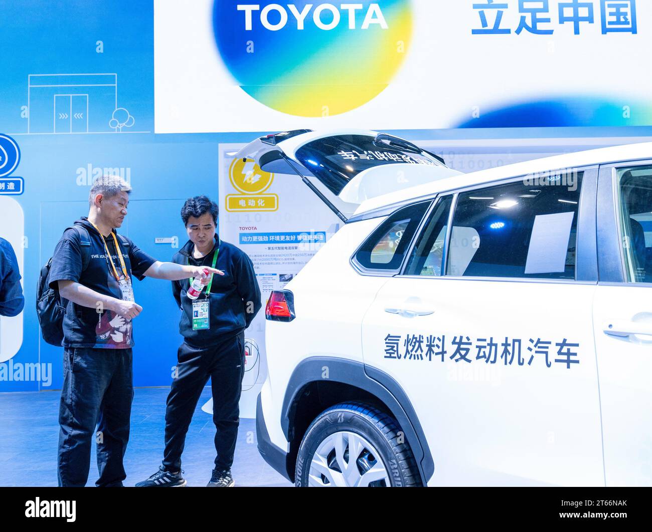 SHANGHAI, CINA - 6 NOVEMBRE 2023 - i visitatori vengono a conoscenza dei veicoli con motore a idrogeno presso lo stand Toyota Motor al 6° China International Impor Foto Stock