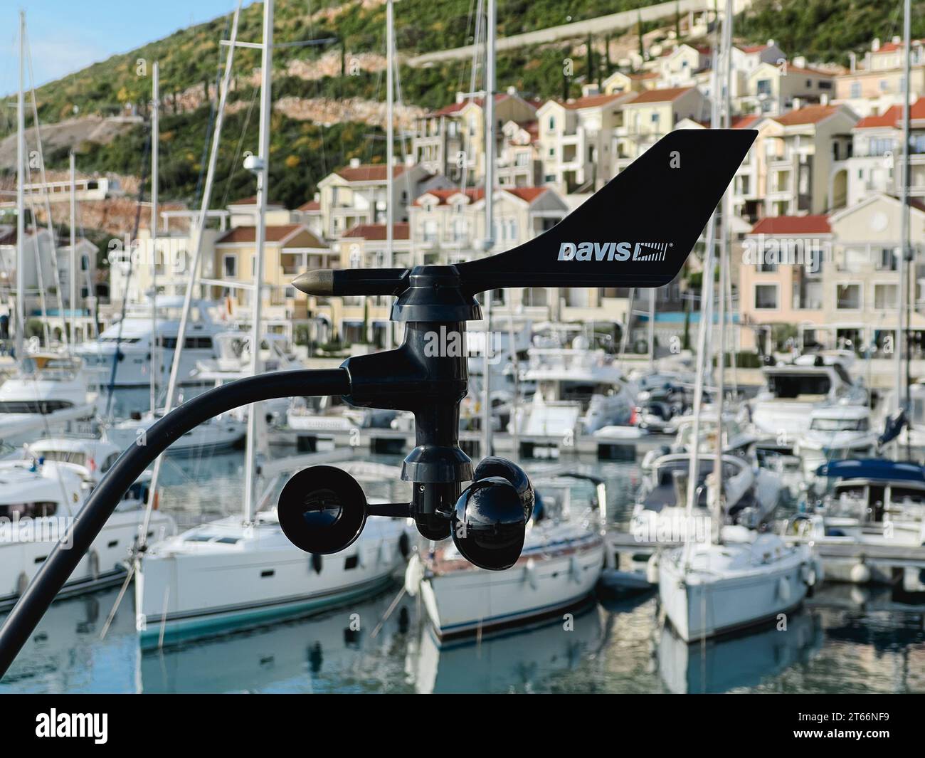 Lustica, Montenegro - 01 novembre 2023: Anemometro di coppa con una pala meteorologica vicino al molo della città di villeggiatura Foto Stock