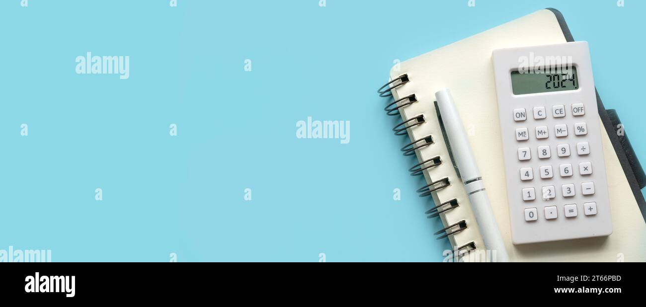 Concetto di finanza del nuovo anno, inflazione, recessione, tasse, budget e costo della vita. Promemoria finanziario dell'anno fiscale 2024. 2024 sullo schermo della calcolatrice. Foto Stock