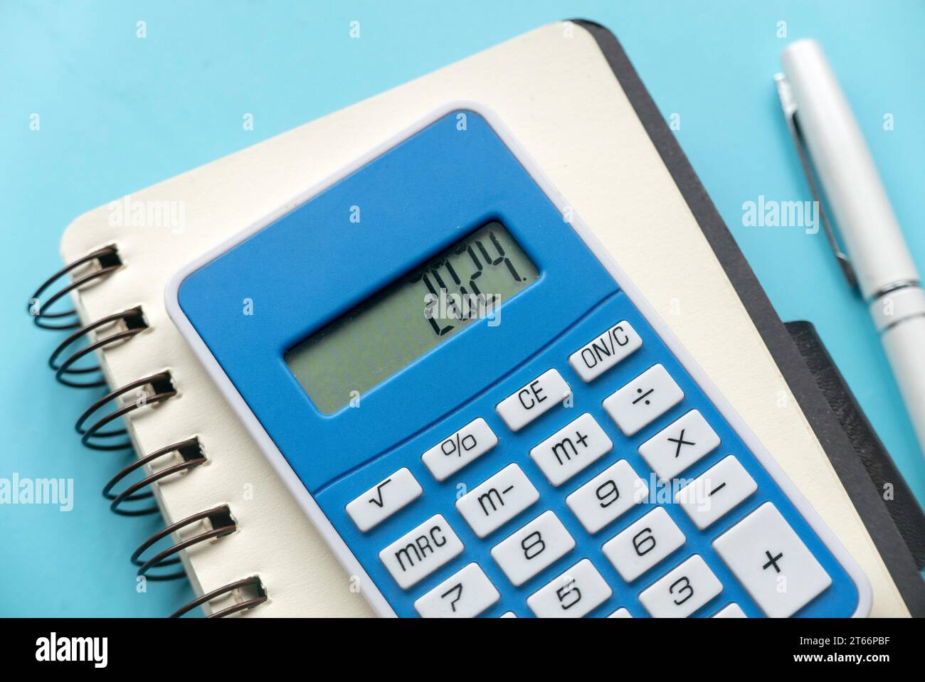 Concetto di finanza del nuovo anno, inflazione, recessione, tasse, budget e costo della vita. Promemoria finanziario dell'anno fiscale 2024. 2024 sullo schermo della calcolatrice. Foto Stock