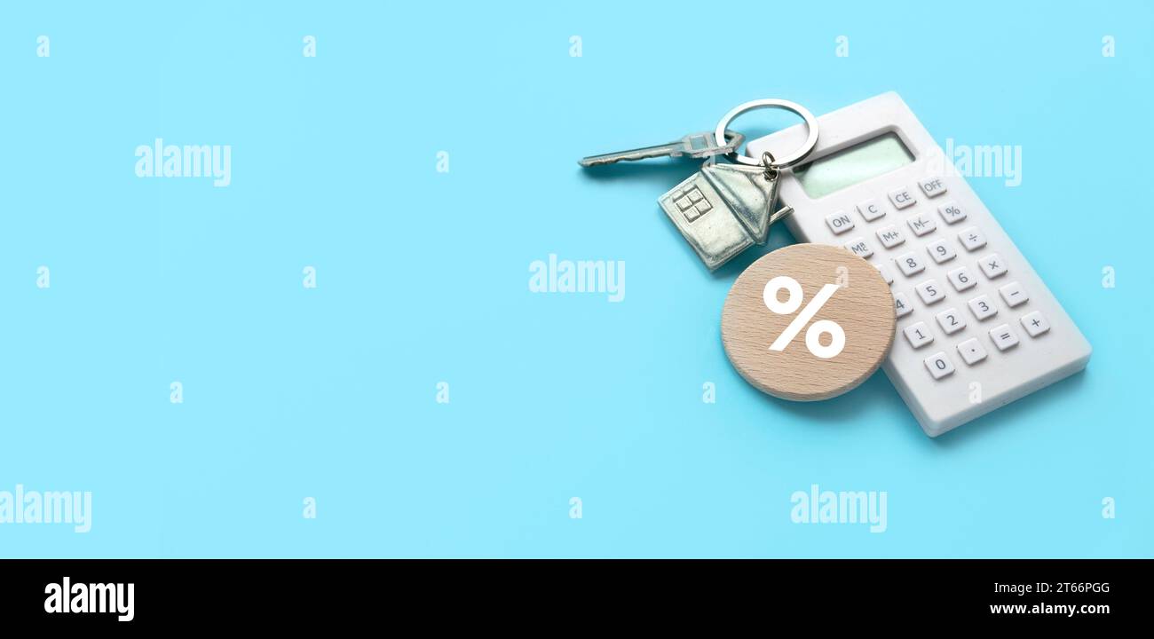Concetto di percentuale di prestito per l’edilizia abitativa e tasso di interesse.Calcolatore con modello di abitazione e simbolo di percentuale. Foto Stock