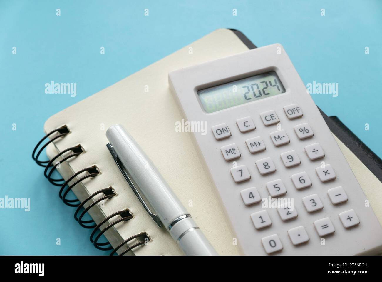 Concetto di finanza del nuovo anno, inflazione, recessione, tasse, budget e costo della vita. Promemoria finanziario dell'anno fiscale 2024. 2024 sullo schermo della calcolatrice. Foto Stock