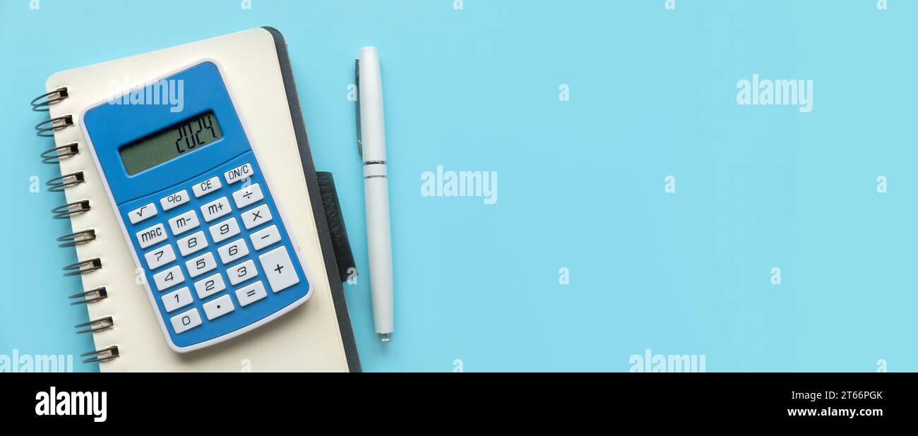 Concetto di finanza del nuovo anno, inflazione, recessione, tasse, budget e costo della vita. Promemoria finanziario dell'anno fiscale 2024. 2024 sullo schermo della calcolatrice. Foto Stock