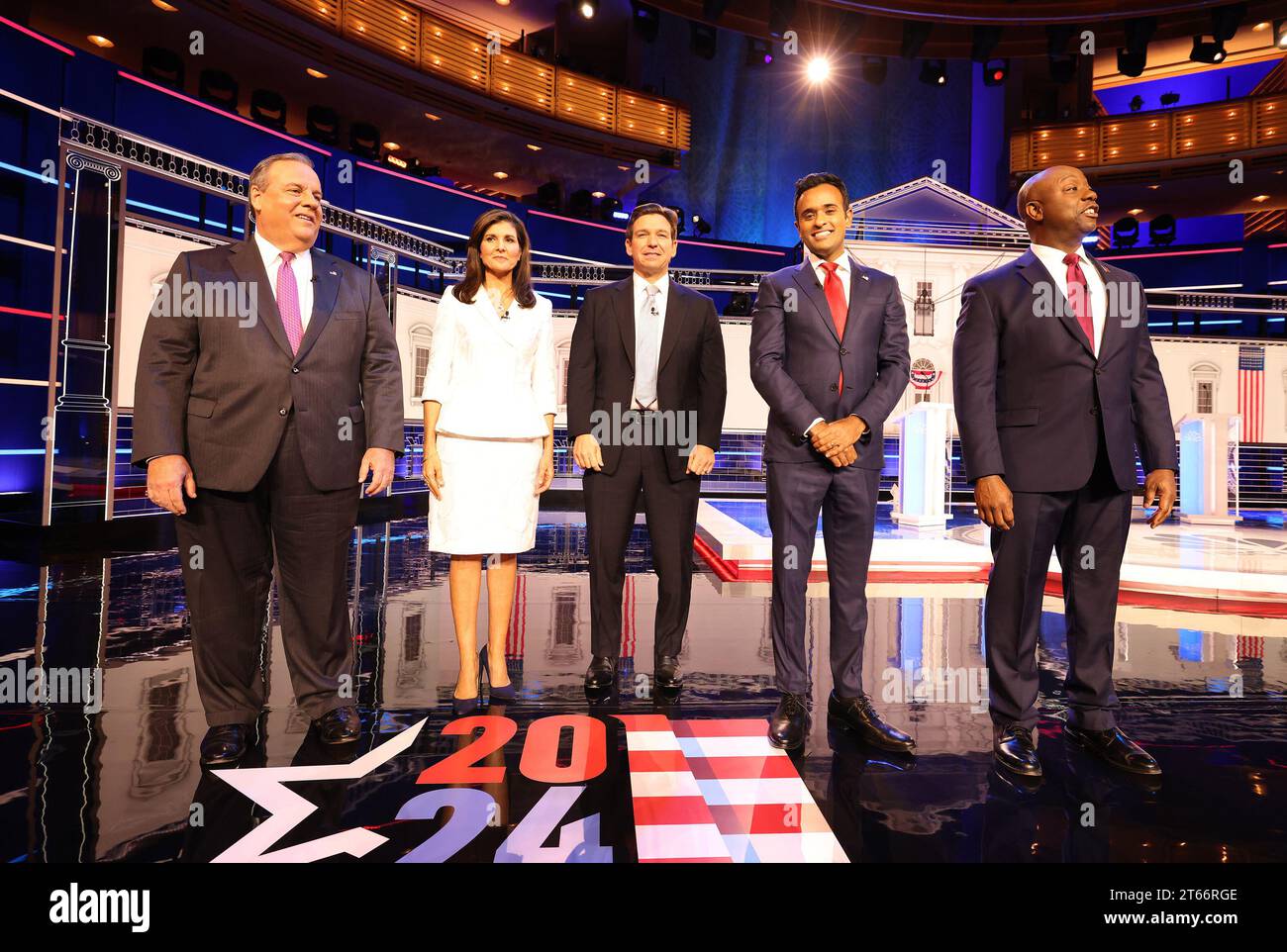 MIAMI, FLORIDA - 08 NOVEMBRE: Candidati presidenziali repubblicani (L-R), ex governatore del New Jersey Chris Christie, ex ambasciatore delle Nazioni Unite Nikki Haley, governatore della Florida Ron DeSantis, Vivek Ramaswamy e il senatore statunitense Tim Scott (R-SC) sono stati introdotti durante il NBC News Republican Presidential Primary Debate all'Adrienne Arsht Center for the Performing Arts of Miami-Dade County l'8 novembre 2023 a Miami, Florida. Cinque speranze presidenziali si sono risolte nel terzo dibattito delle primarie repubblicane, in quanto l'ex presidente degli Stati Uniti Donald Trump, attualmente accusato in quattro luoghi, ha rifiutato di nuovo di partecipare Foto Stock