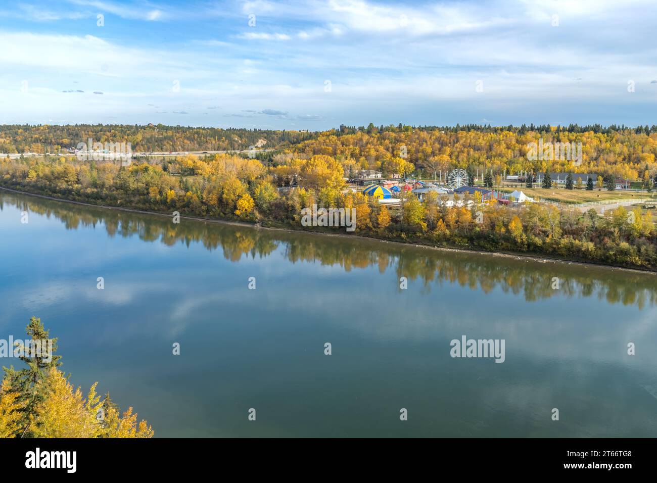 Vista del parco di Fort Edmonton in autunno con foglie di ellow Tree e acqua del fiume riflectioinina nel cielo Foto Stock