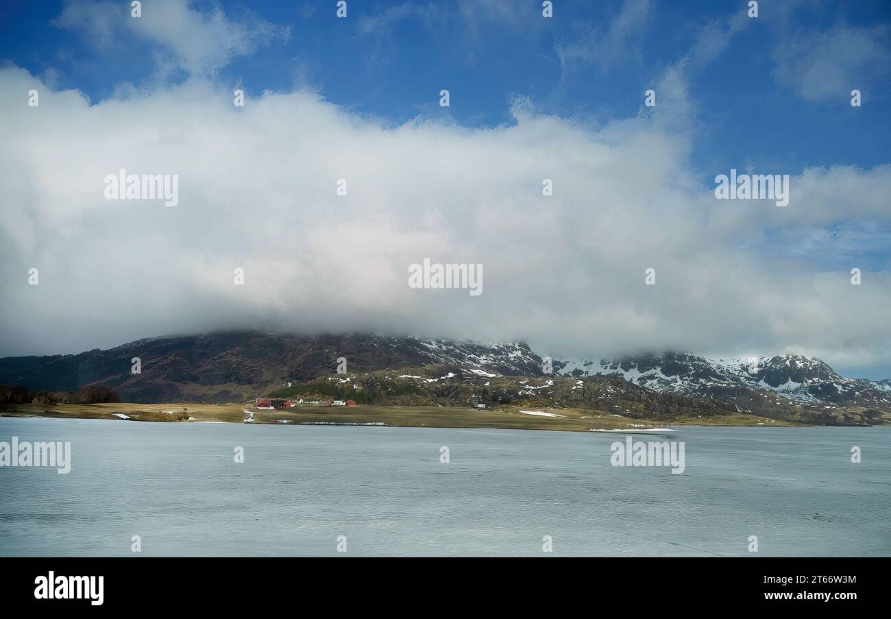 Paesaggi mistici nuvole sospese coprirono le cime delle montagne, le isole Lofoten, la Norvegia, la vista dall'angolo basso, la montagna nella nebbia, la vista dall'angolo basso Foto Stock