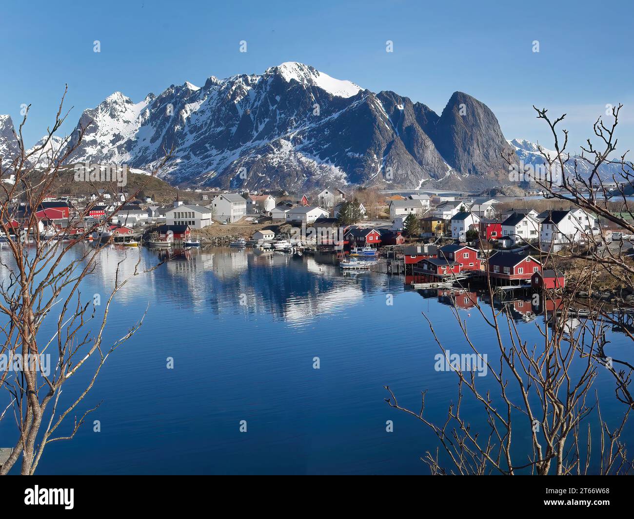 Splendido punto panoramico presso il villaggio di pescatori Reine, le isole Lofoten, la Norvegia, il paesaggio e il paesaggio marino di riflessi d'acqua cristallina, la catena montuosa e il colore rosso h Foto Stock