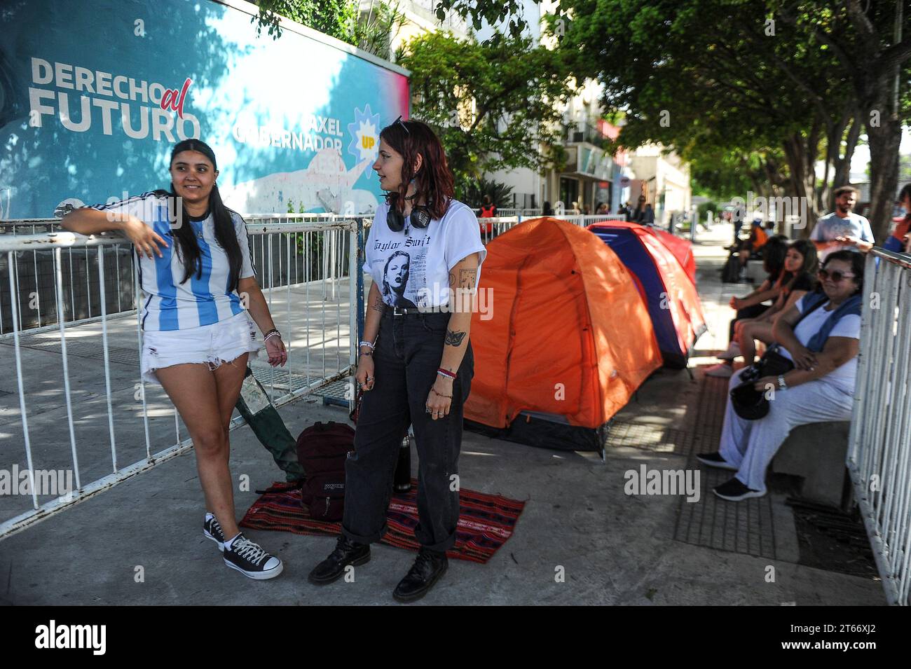 Buenos Aires, Argentina. 8 novembre 2023. I fan della cantante statunitense Taylor Swift aspettano fuori dallo stadio del FC Club River Plate, dove Swift farà la sua prima apparizione in Argentina il 9 novembre. Credito: Fernando Gens/dpa/Alamy Live News Foto Stock