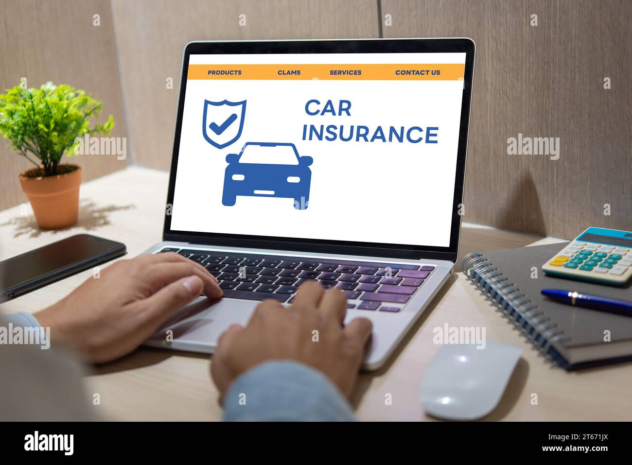 Persona che utilizza un notebook per accedere a una piattaforma di assicurazione auto online i clienti possono confrontare i preventivi, con questa soluzione innovativa, presentare richieste di rimborso e Foto Stock
