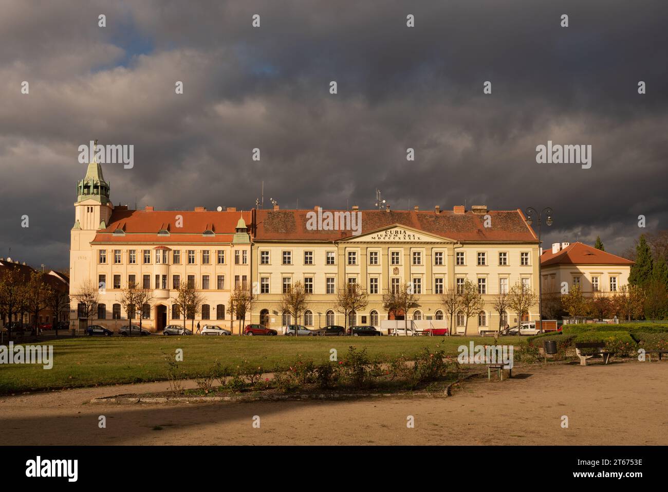 Municipio e piazza principale della città di Terezín (Theresienstadt), Cechia. La città fu costruita nel 1780 come fortezza e fu trasformata in ghetto nel 1940 Foto Stock