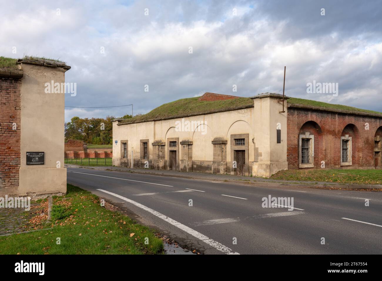 Porta della fortezza di Litoměřická brána (Leitmeritzer Tor) nella città di Terezín (Theresienstadt) in Cechia. Una strada conduce attraverso una fortificazione barocca. Foto Stock