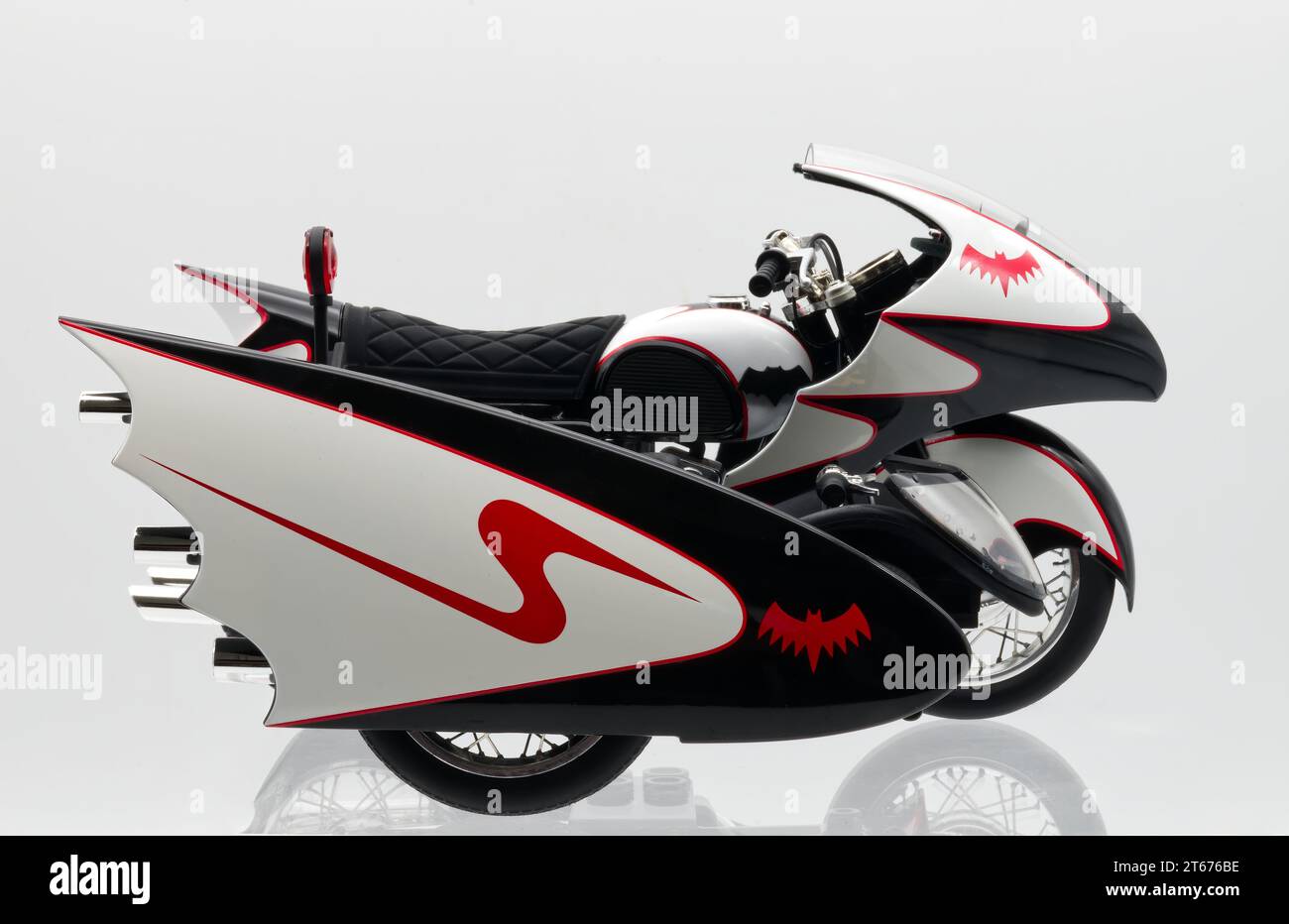 Batman Batcycle con sidecar isolato su sfondo bianco. Batcycle replica pressofuso in scala 1:18 dal film Batman del 1966 Foto Stock