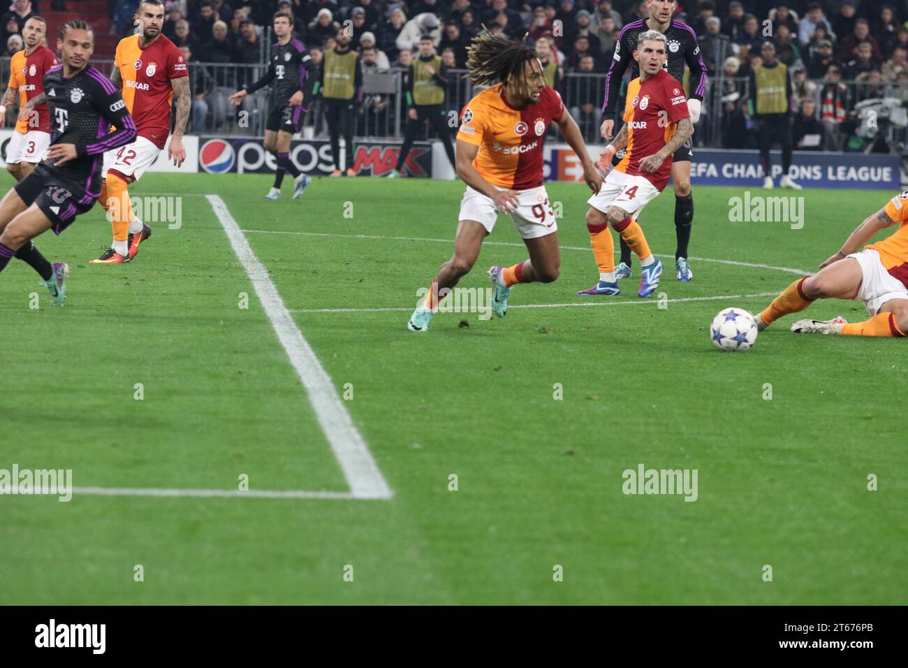 MONACO, Germania. , . Durante la UEFA Champions League Goup Una partita tra il BAYERN Muenchen e IL GALATASARAY A.S., all'Allianz Arena, lo Stadio di Monaco l'8 novembre. A Muenchen (foto di Arthur THILL/ATP Images) (THILL Arthur/ATP/SPP) credito: SPP Sport Press Photo. /Alamy Live News Foto Stock